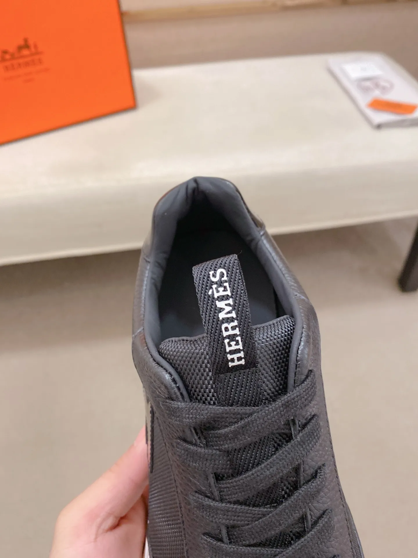 Men's shoes💰: 640💰HERMES/Hermes Leader sneakers! Tech twill, calfskin and suede goatskin sneakers featuring paneled multicolor twill, calfskin and suede. Lightweight geometric sole for a stylish urban look. Product details: White and orange rubber sole Black rubber sole with orange rubber insert Light natural leather insert White rubber toe cap Beige lambskin insole and lining Cotton strap, rubber lettering Sole height: 4cm Size: 38-39-40-41-42-43-44 (45.46 custom-made)
